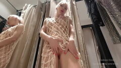 Jouer Hotwife audacieuse clignote en public : fantasme de cabine d'essayage avec rideau ouvert