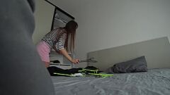 Jouer Le mari cocu attrape la rencontre interdite de la femme et de l'ami sur un lit double!