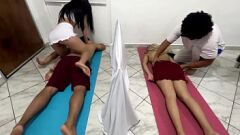 Putar Suami Cuckold mengawasi saat istri MILF Latina curang dalam pijat erotis NTR Jav