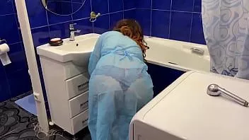 play Mama spăla baia și, în mod neașteptat, a primit un cocoș în cur de la fiul ei