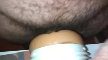 Redare Cumshot pe fața lui Aloy după pussyfucking - jucărie sexuală cum tribut