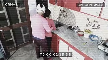 Redare Proprietar și servitoare prinși în cctv . muie și dracului în bucătărie