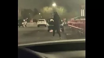 Redare Cum cum milf stă în mașina ei lângă mine