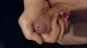 play Mă joc cu penisul meu și stropesc peste degetele mele de lac de unghii