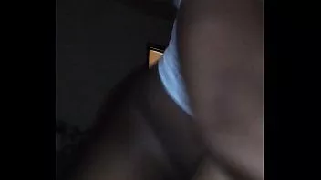 Afspelen Als het 4:56 wordt, zegt ze dat ze het zeker in haar buik voelt