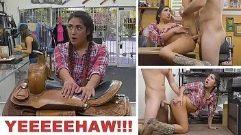 Redare Tânăra cowgirl Lexy Bandera ia anal de la Sean Lawless în spatele casei de amanet