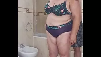 Играть В ее толстой заднице и киске было так много песка.