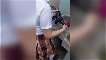 Afspelen Tienerstudente die haar slipje wast, wordt verrast door haar stiefvader als er niemand anders thuis is, echt zelfgemaakt.
