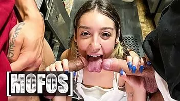 play Sletterige violette edelstenen nemen de lul van elke man in haar mond voordat ze bedekt worden met hun sperma - mofos