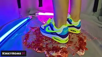 Redare Distrugerea alimentelor de către adidași nike air