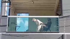 Abspielen Der schwarze Hengst gibt der exotischen Lorrany Exotica einen Creampie auf dem Balkon