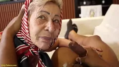 play La abuela de 77 años se vuelve loca por la acción anal rugosa de Big Black Cock