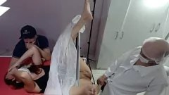 Reproducir La esposa es examinada por un médico emocionado mientras el esposo mira