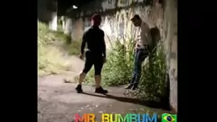Reproducir Aficionado brasileño le da su gran polla a un extraño adecuado en público