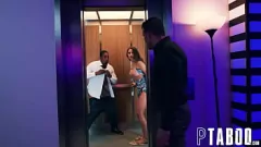 Redare Petite Teen Gizelle Blanco ia doi cocoși negri într -un triplu sălbatic