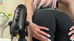 play Echte Teen -Webcam ASMR mit sinnlichem Arsch kratzt in engen Leggings
