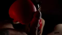 चलाएँ मुक्केबाजी दस्ताने और तीव्र blowjob के साथ हावी मालकिन