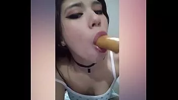 Odtwórz Śliczna brunetka daje niechlujny lodzik z dildo i wkłada palce w tyłek na kamerze, część 1
