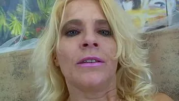 Afspelen Mooie blonde cougar krijgt haar harige kutje gevuld