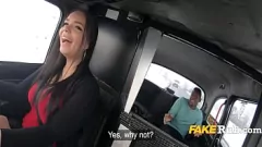 চালান একটি নিটোল ইউরোপীয় ট্যাক্সি ড্রাইভার একটি বিবিসি রাইডারকে একটি জাল ক্যাবের পিছনের সিটে তার জিজকে উষ্ণ রাখতে দেয়