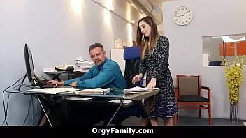 Reproducir Papi descubre que su hijastra es puta y se la folla en la oficina