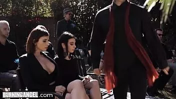 play Burningangel marley brinx, karısının cenazesi sırasında onu becermek için bir dilf'i baştan çıkarıyor